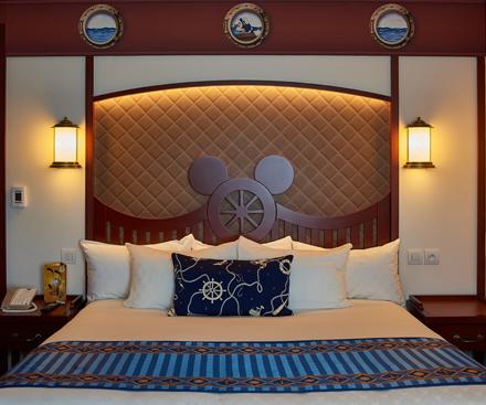 Compass Club 5-Person Family Room
