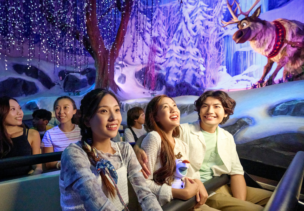 MagicBreaks Explore the enchanting World of Frozen! carousel banner
