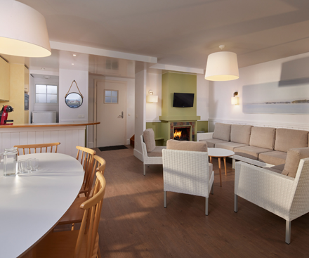 4-Bedroom Premium Lakeside Cottage